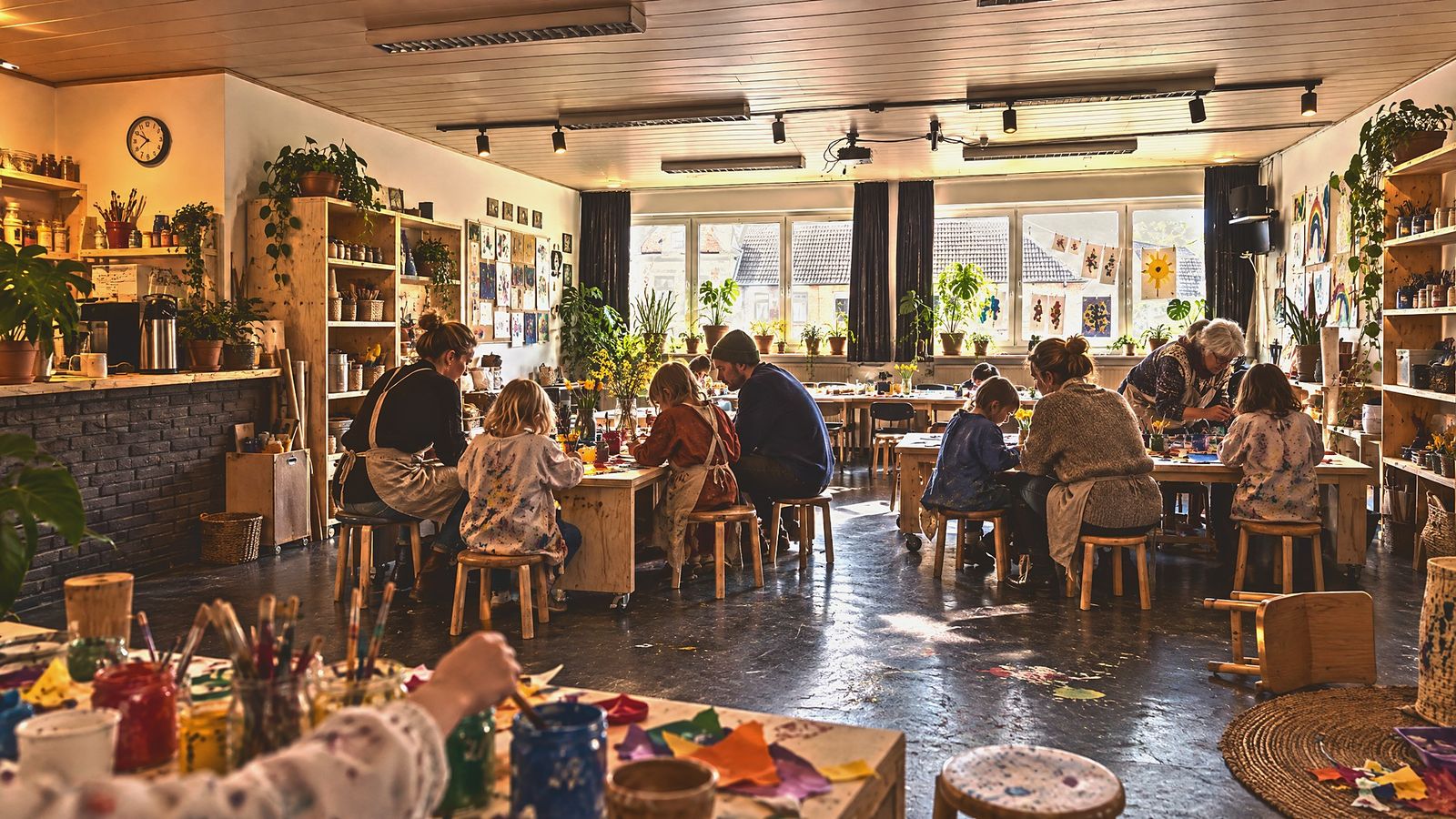 Familien: Samstagvormittag, Kinder und Eltern nebeneinander am Tisch.